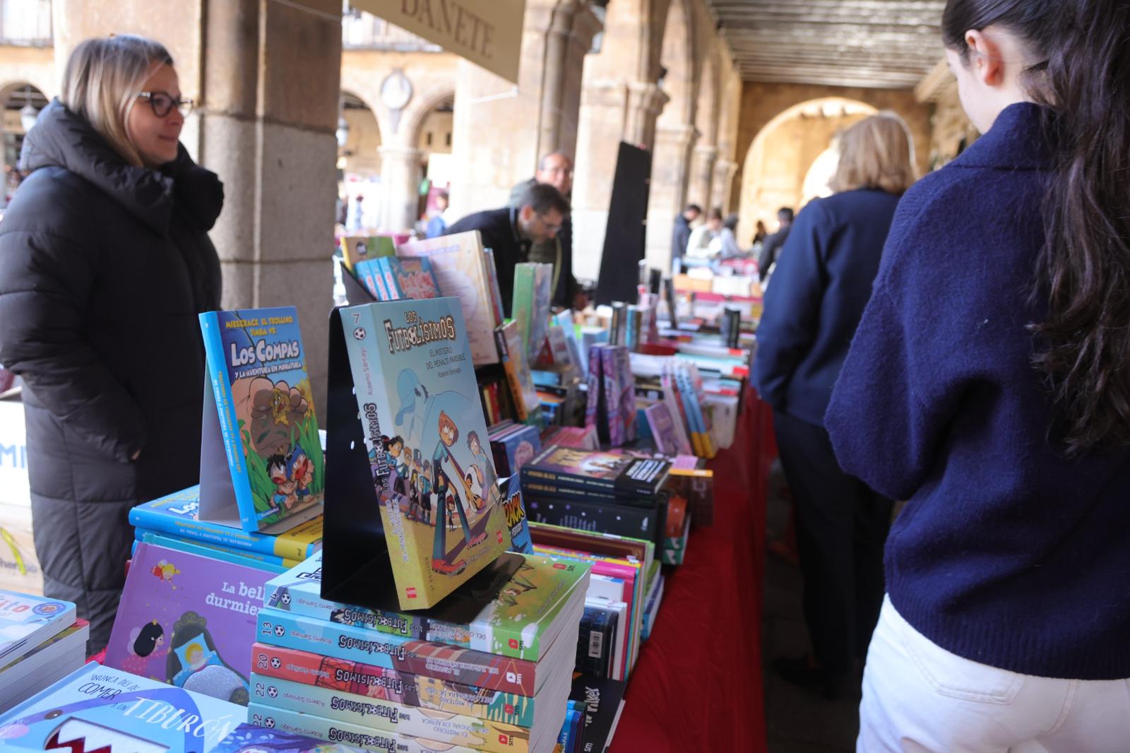 El Día del Libro llena la Plaza Mayor de Salamanca