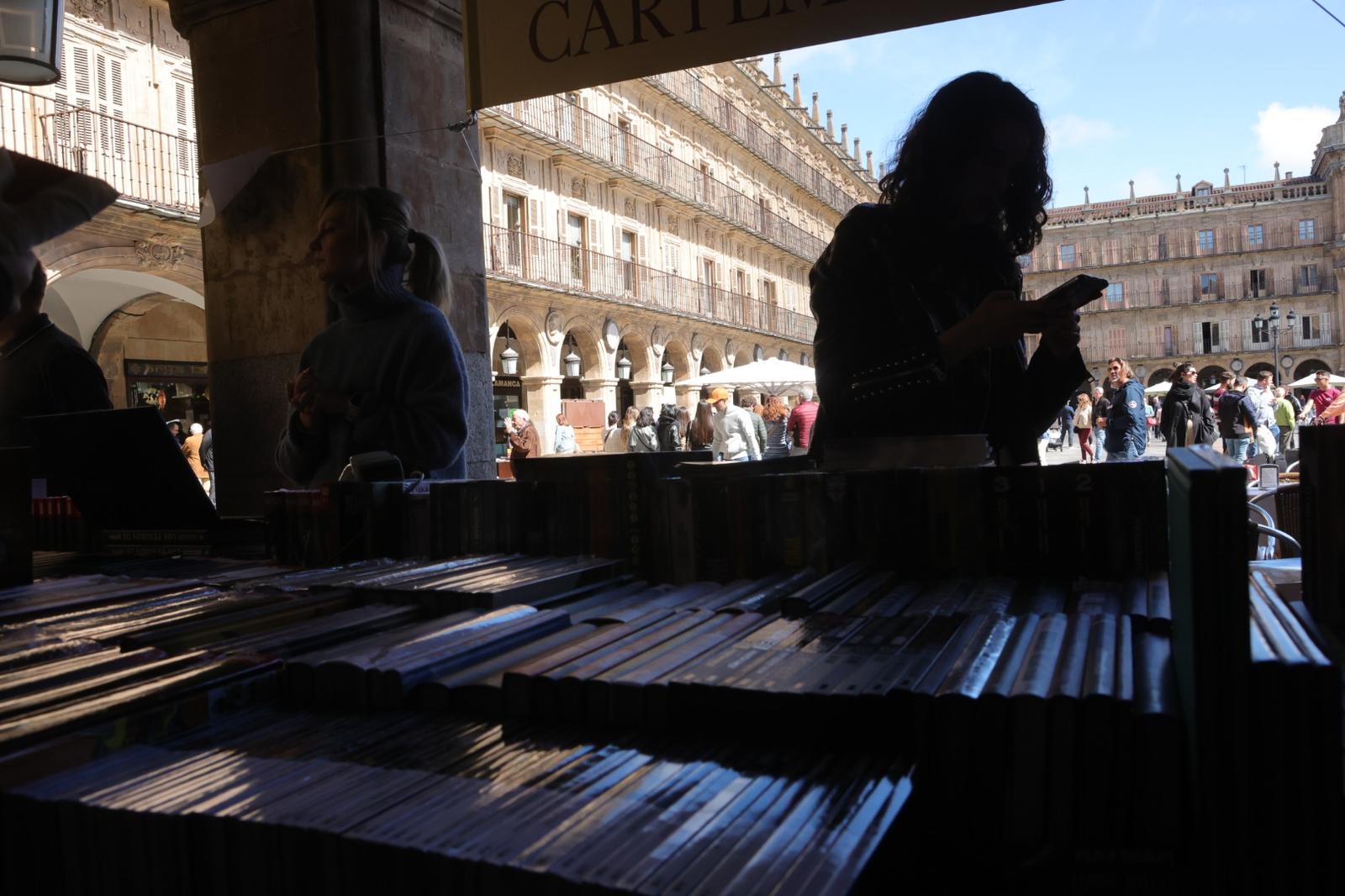 El Día del Libro llena la Plaza Mayor de Salamanca