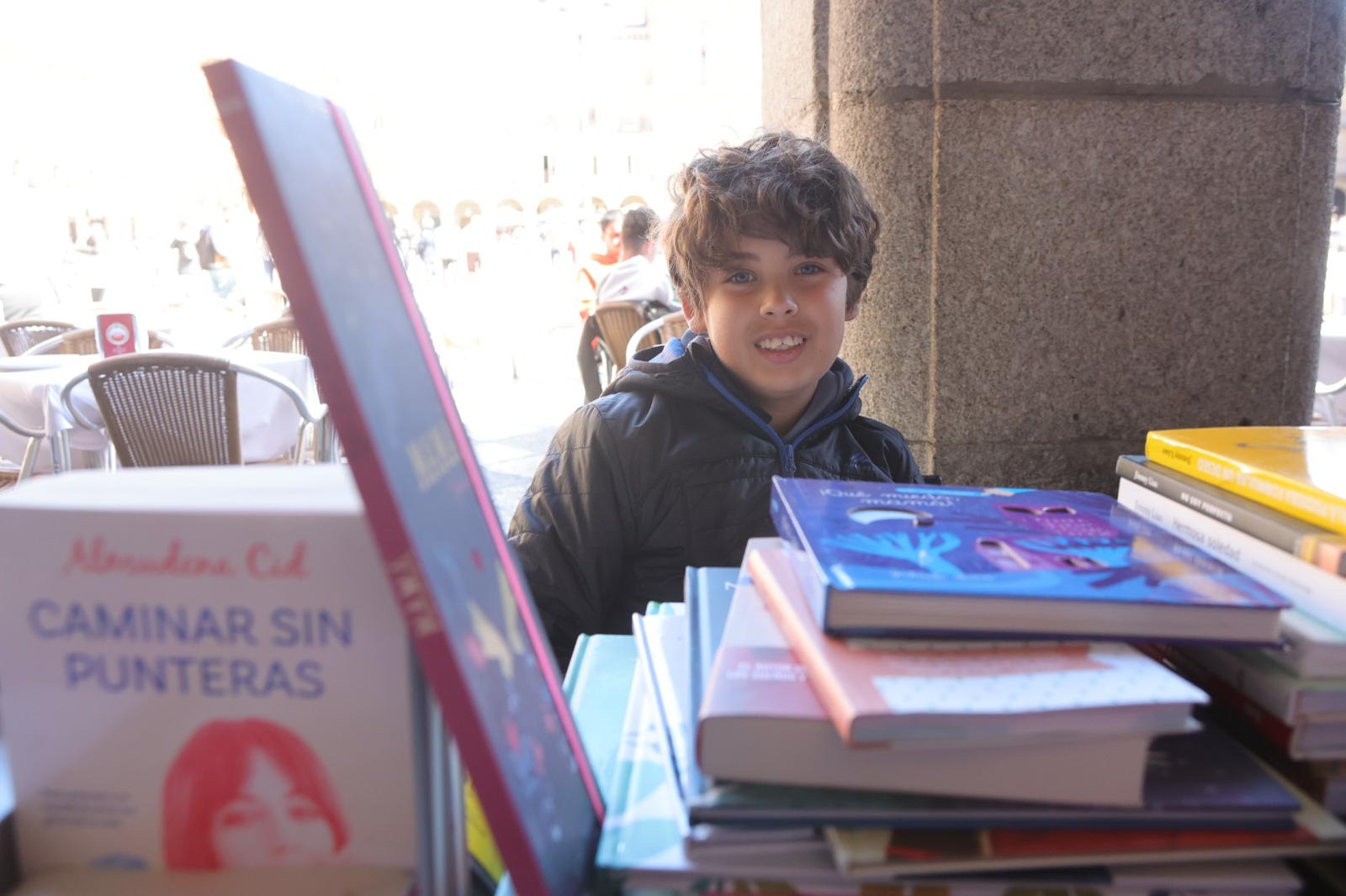 El Día del Libro llena la Plaza Mayor de Salamanca