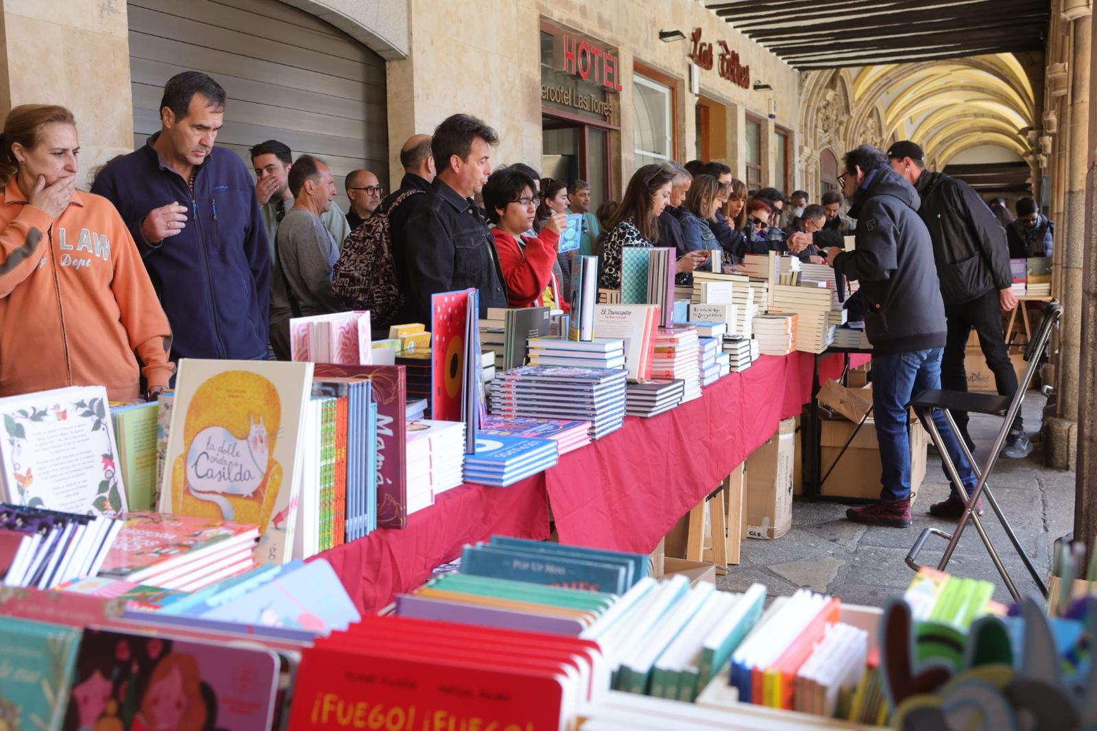 El Día del Libro llena la Plaza Mayor de Salamanca
