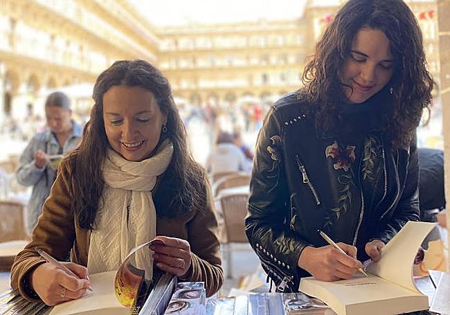 Las autoras salmantinas Mar P. Zabala y Lorena Ciudad firmando ejemplares durante la Feria del Libro