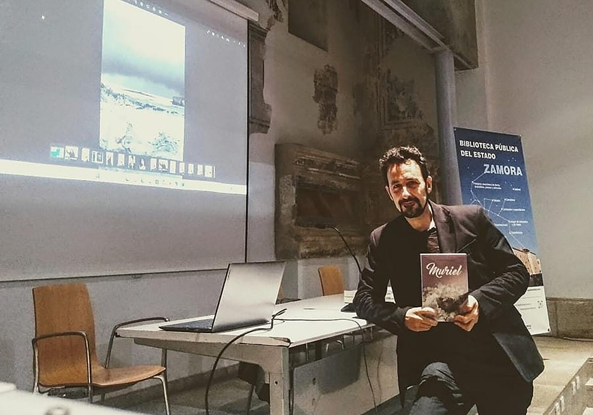 El autor posa con el libro.