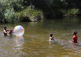Varios niños se bañan en el río Tormes en una imagen de archivo.