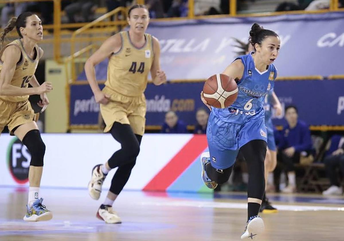 Silvia Domínguez, perseguida por dos rivales del Barça CBS.