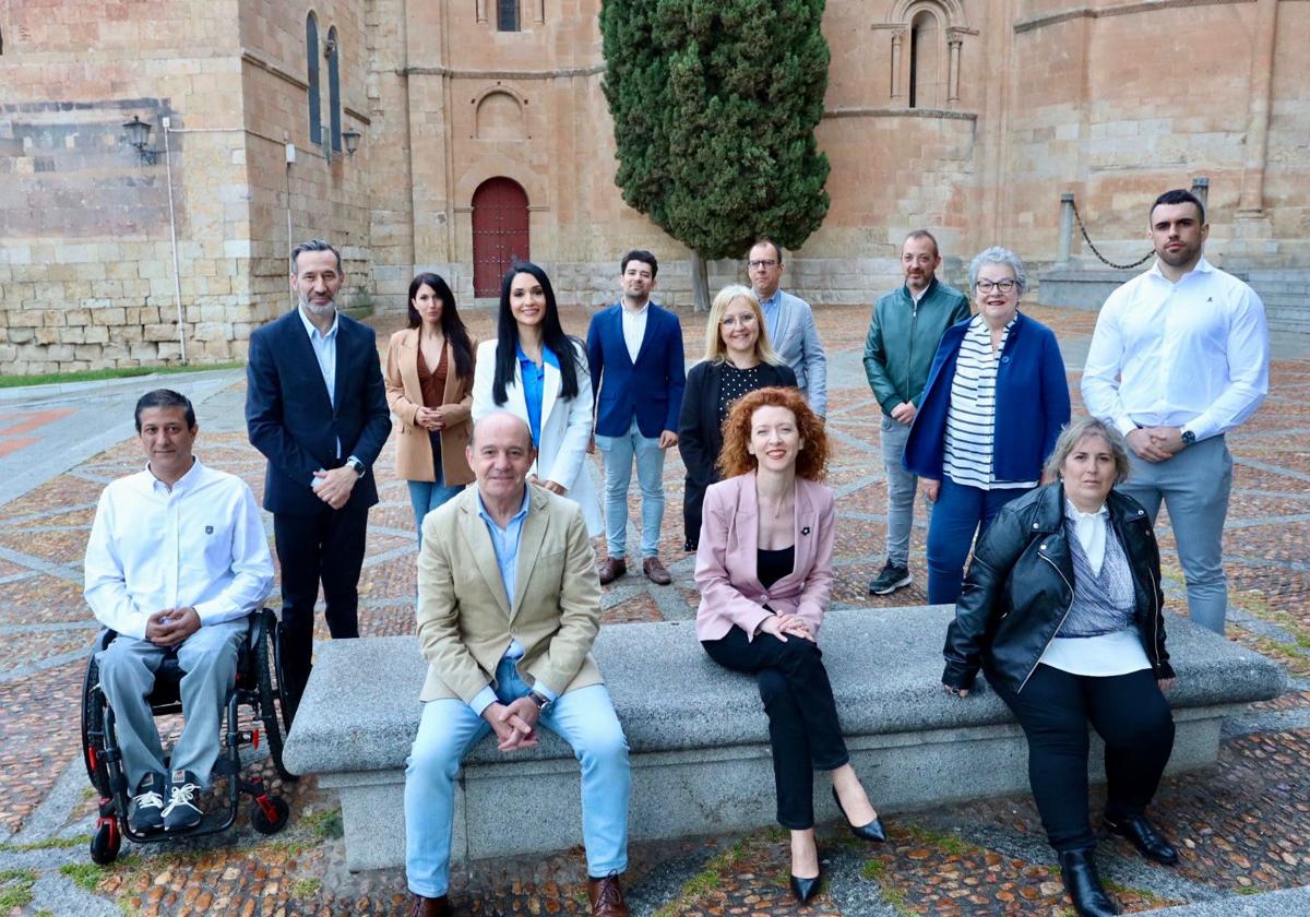 Ana Suarez con algunos de sus compañeros en la lista.