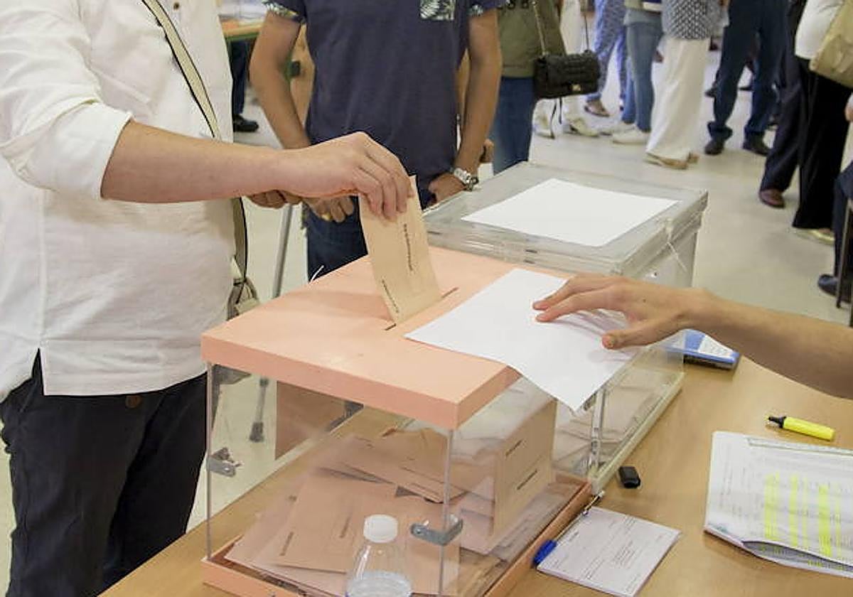 Votante en las últimas elecciones municipales en Salamanca.