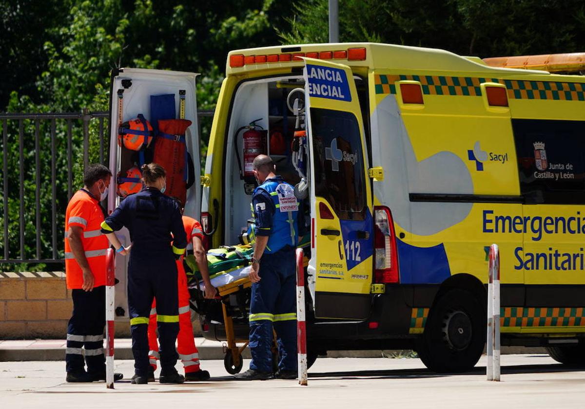 Una ambulancia se dispone a trasladar a un herido en una imagen de archivo.