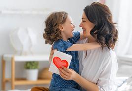 Imagen de archivo de una madre con su hija.