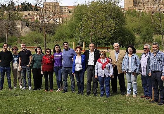 Foto de 'familia' de los miembros de la lista de Podemos-IU-Alianza Verde al Ayuntamiento de Salamanca.