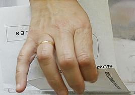 Imagen de archivo de una mujer depositando un voto en una urna.