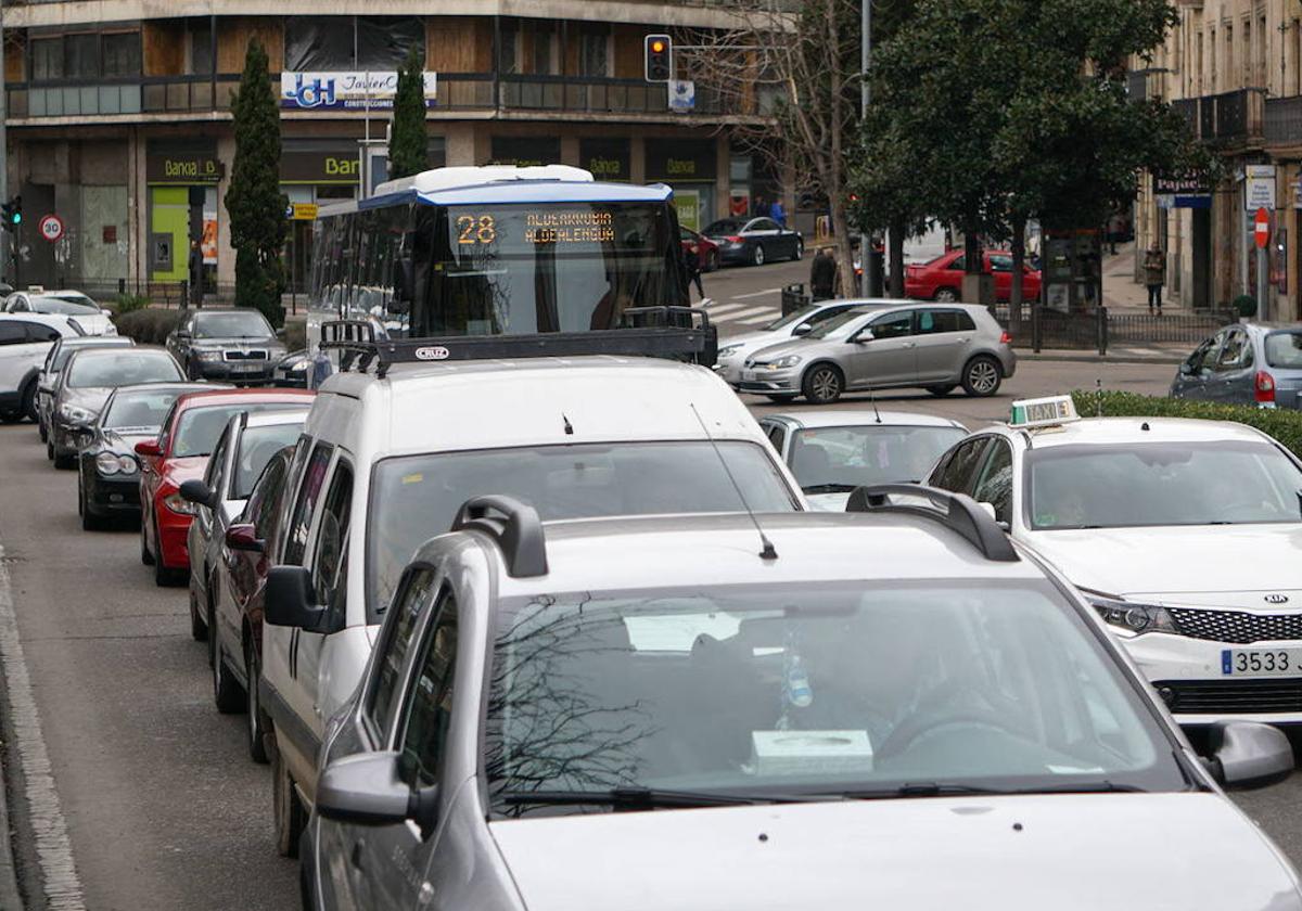 Atasco de vehículos en pleno centro de Salamanca.