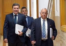 El consejero de Economía y Hacienda y portavoz de la Junta de Castilla y León, Carlos Fernández Carriedo, y el consejero de Cultura, Turismo y Deporte, Gonzalo Santonja, comparecen en rueda de prensa posterior al Consejo de Gobierno.