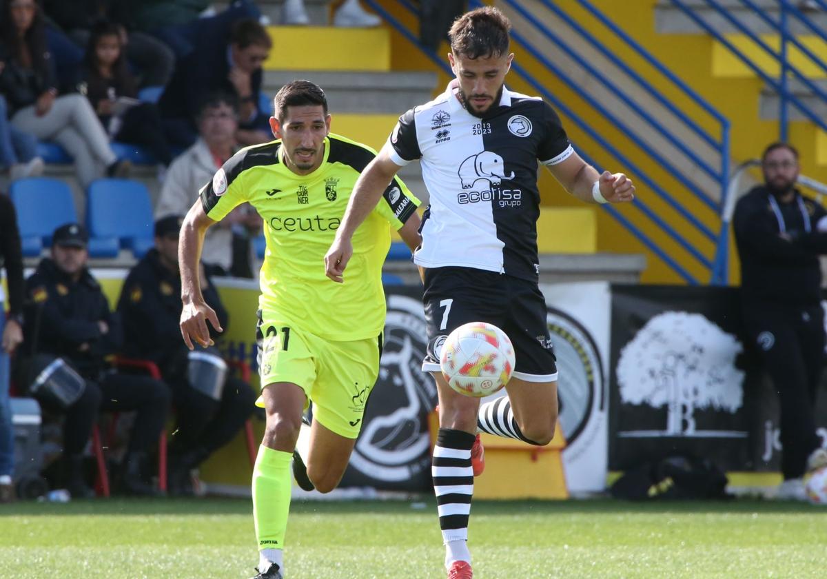 Una acción del partido ante el Ceuta de la primera vuelta en el Reina Sofía.