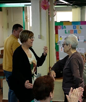 Imagen secundaria 2 - La sede de ASECAL, vibrante de actividades con mayores y niños a lo largo del día.