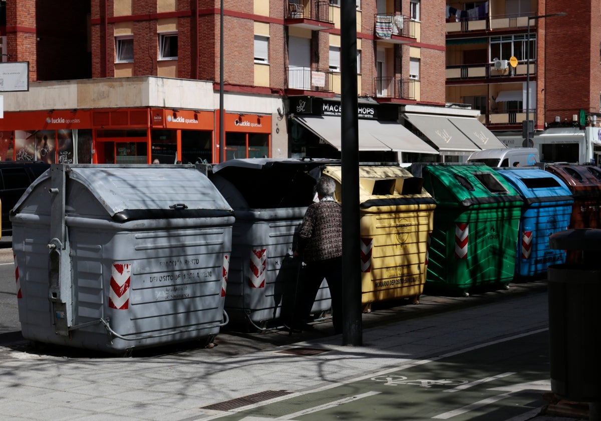 Los salmantinos naufragan en el uso de las islas de reciclaje