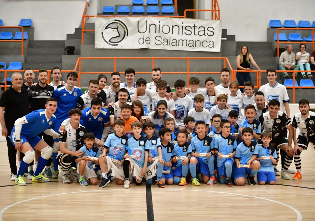 Foto de familia de Unionistas FS tras conseguir asegurar la posición el la fase de ascenso a Segunda División.