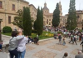 Varios turistas pasean por la zona de las catedrales de Salamanca durante este puente festivo.