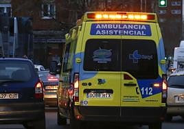 Una ambulancia se desplaza al hospital de Salamanca en una imagen de archivo.