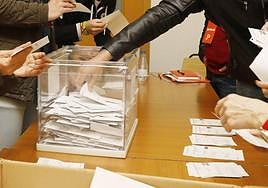 Imagen de archivo del recuento de votos en una Mesa electoral.