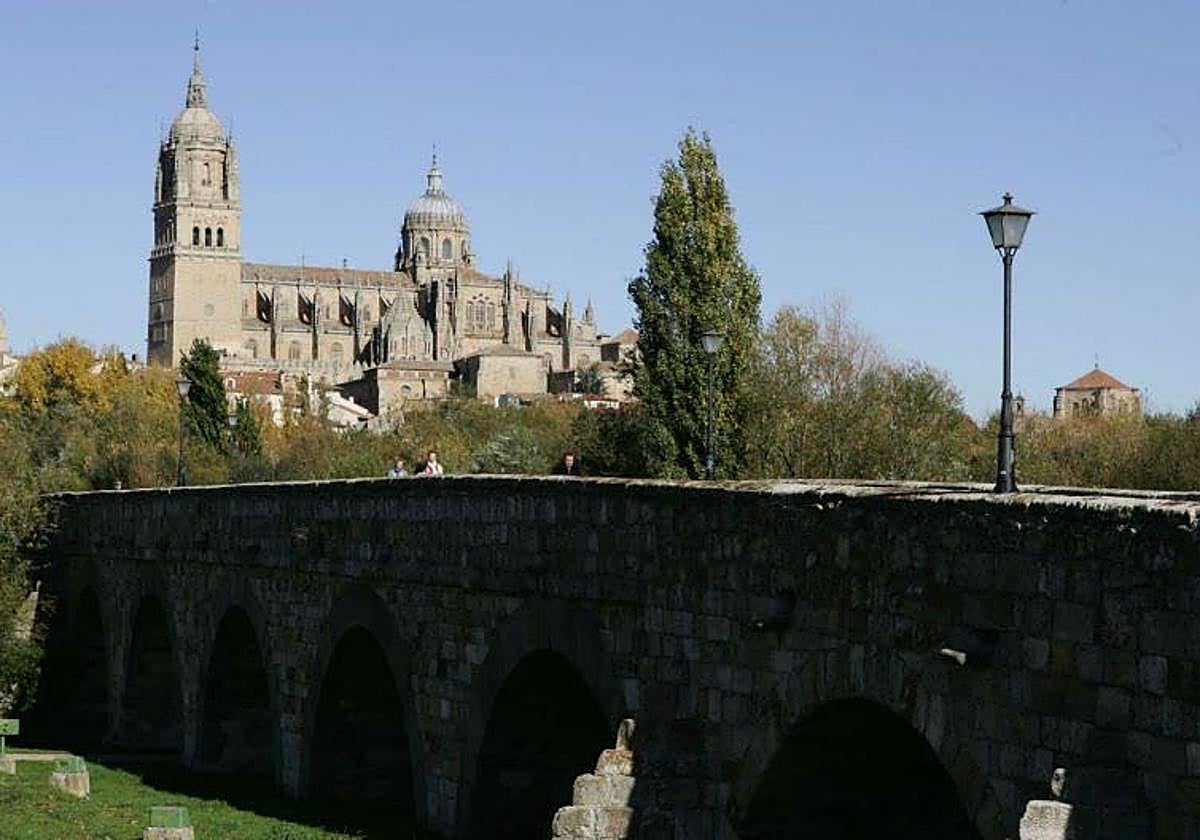 Puente Romano de Salamanca en un día soleado.