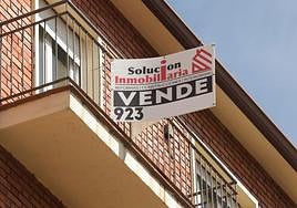 Cartel de venta en una vivienda usada de la capital salmantina.