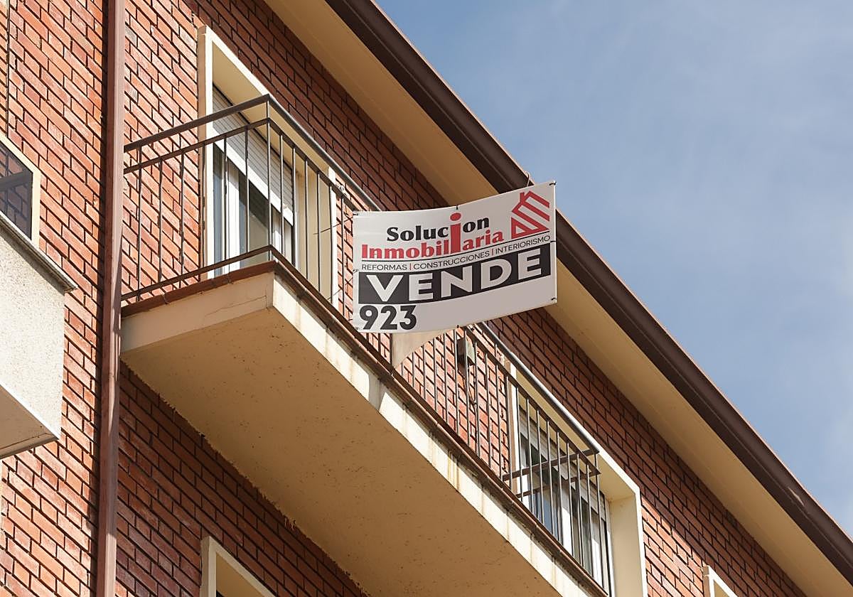 Cartel de venta en una vivienda usada de la capital salmantina.
