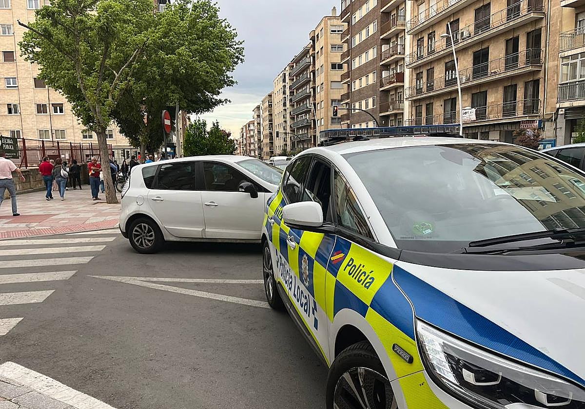 Coche patrulla de la Policía Local en el lugar del accidente.