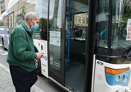 Un usuario accede a uno de los autobúses urbanos.
