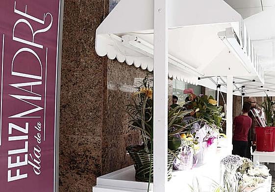 Imagen de archivo de un puesto de flores por el Día de la Madre en Salamanca.