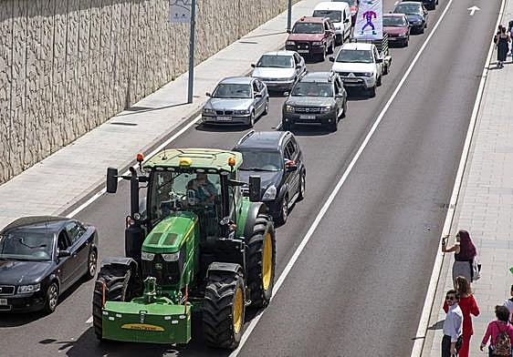 Manifestación de ganaderos por la avenida de la Aldehuela de Salamanca.