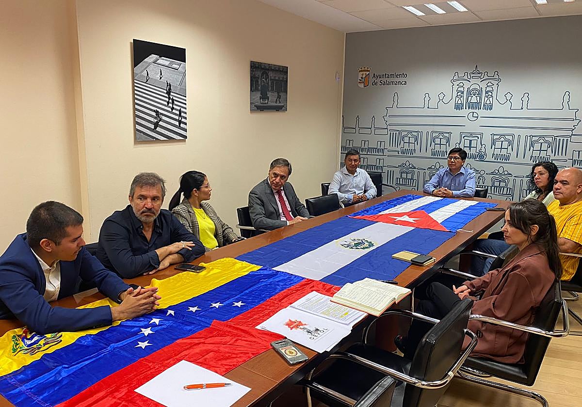 Reunión del alcalde de Salamanca, Carlos García Carbayo, con representantes de la Comunidad Hispana.