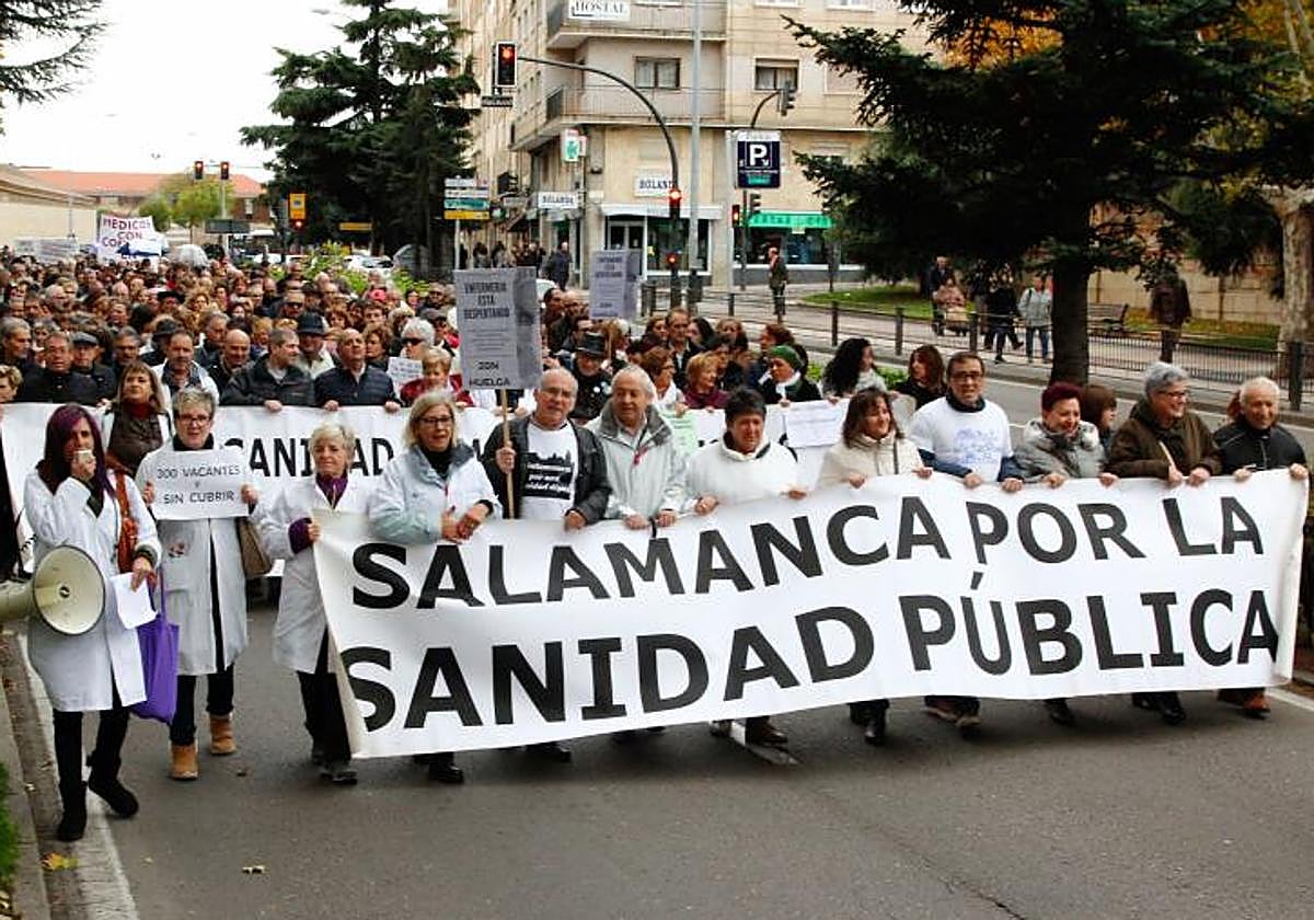 Cabecera de la Marea Blanca de Salamanca en el paseo de Carmelitas.