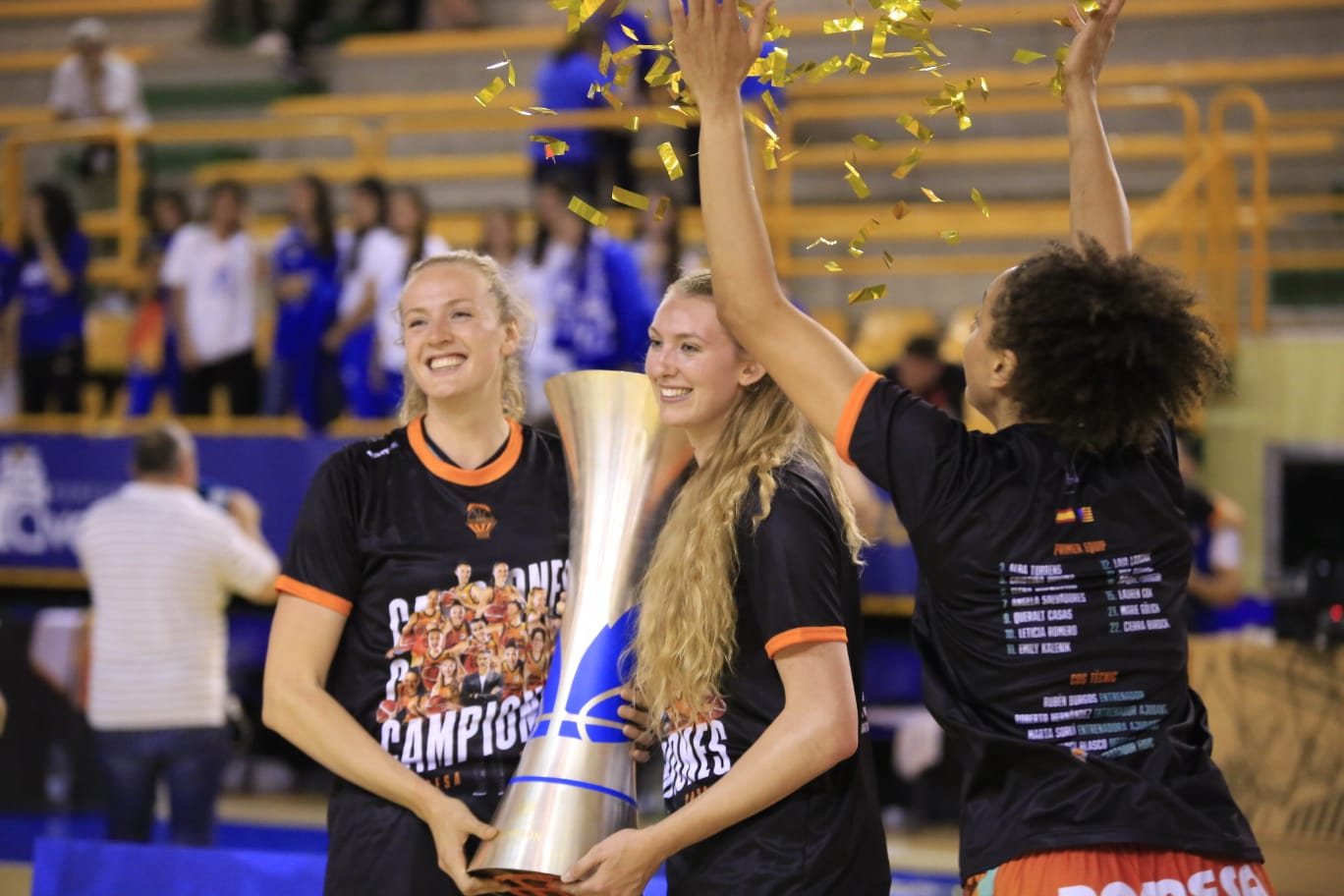 Final de liga entre Perfumerías Avenida y el Valencia Basket