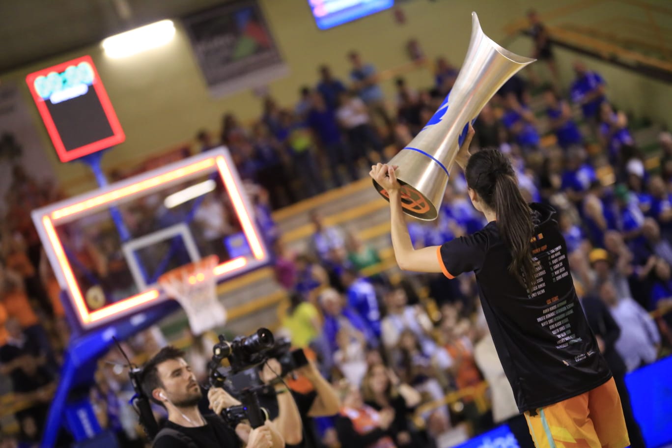 Final de liga entre Perfumerías Avenida y el Valencia Basket
