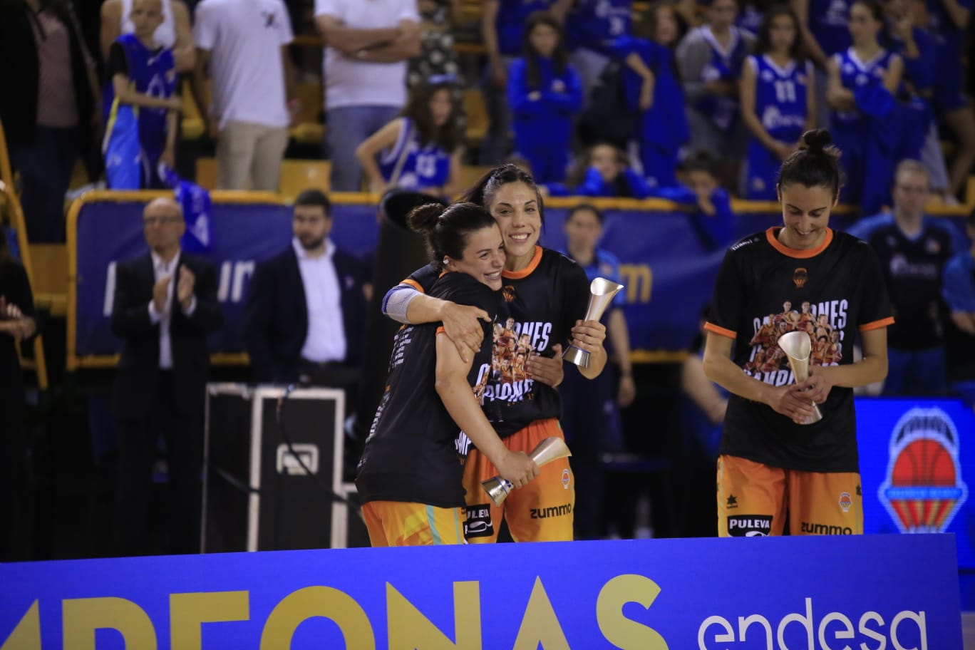 Final de liga entre Perfumerías Avenida y el Valencia Basket