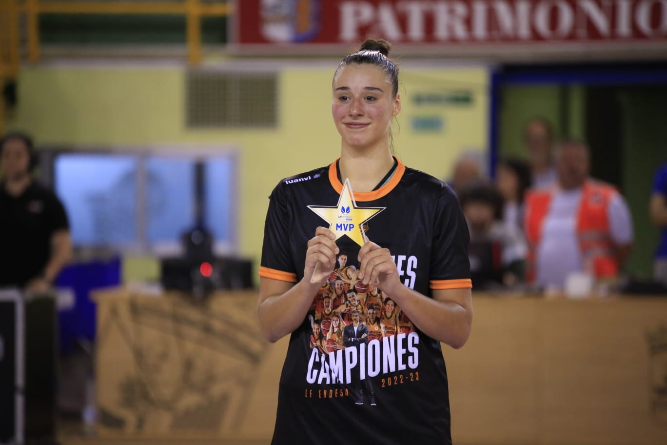 Final de liga entre Perfumerías Avenida y el Valencia Basket