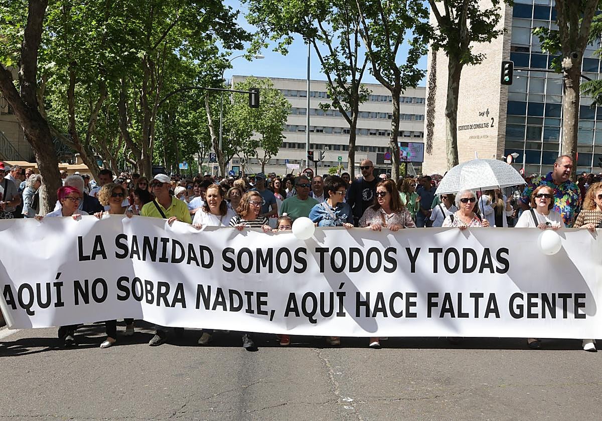 Salamanca se tiñe de blanco en defensa de la Sanidad pública