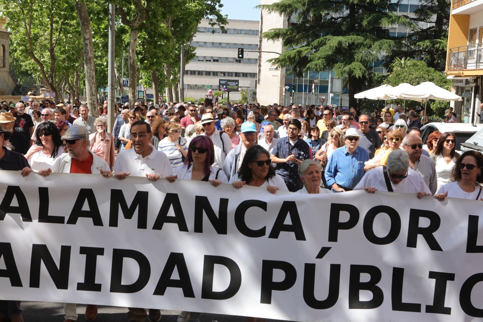 Salamanca se tiñe de blanco en defensa de la Sanidad pública