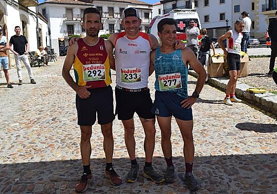 Los tres mejores corredores en la meta de Candelario.