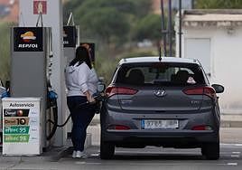 Una usuaria reposa gasolina.