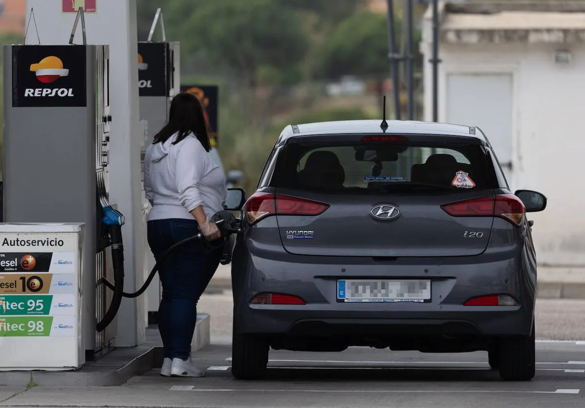 Una usuaria reposa gasolina.