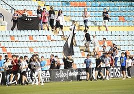 Seguidores del Salamanca UDS pasando de un fondo del campo al otro al descanso.