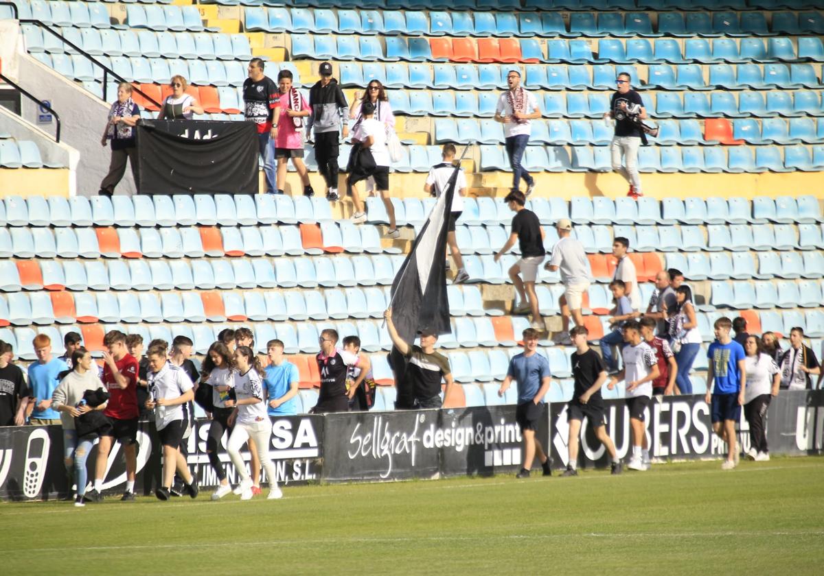 Seguidores del Salamanca UDS pasando de un fondo del campo al otro al descanso.