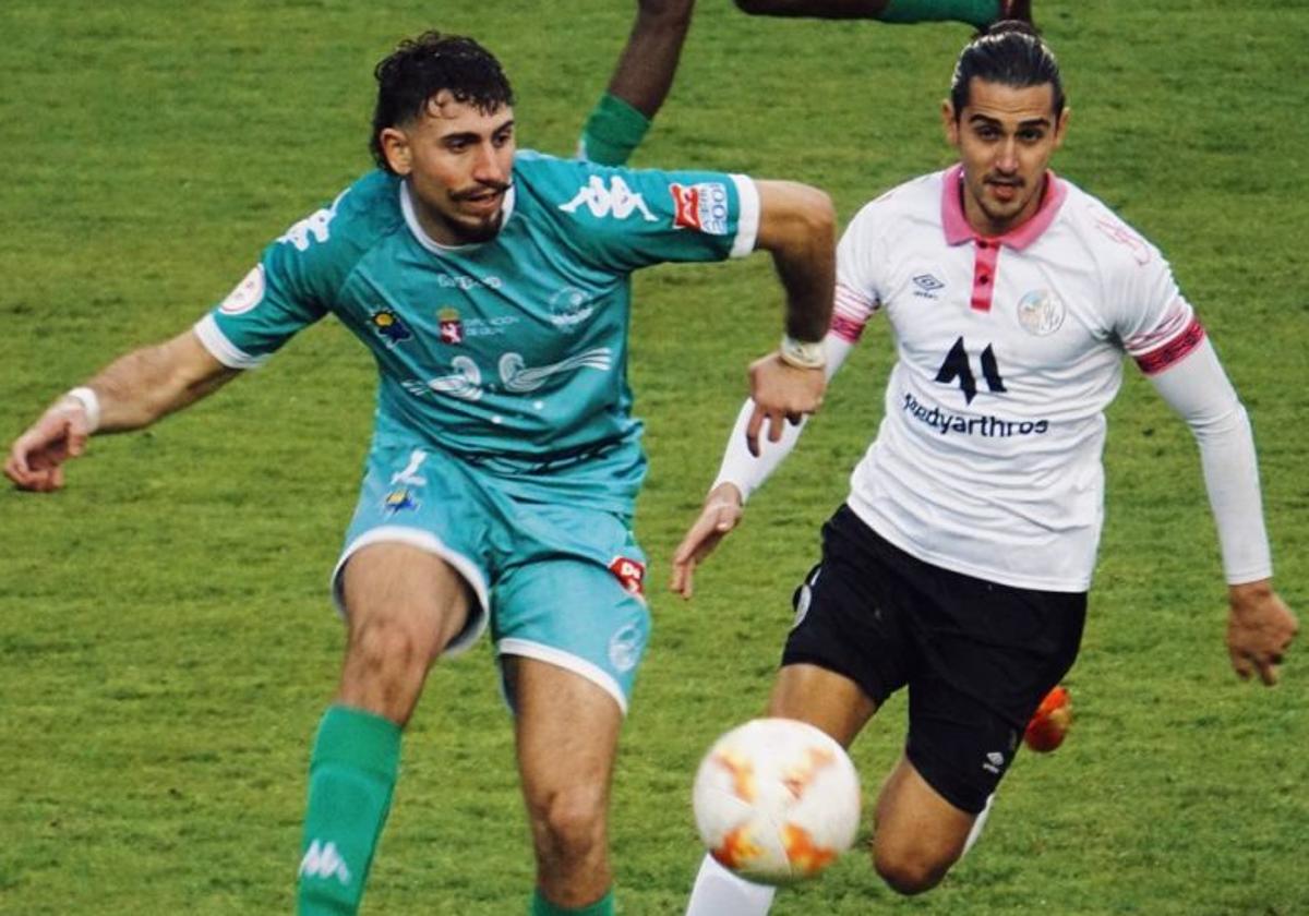 Gabri Salazar, del Salamanca UDS, acecha al jugador del Atlético Astorga en el partido de ida disputado en el Helmántico entre charros y maragatos.