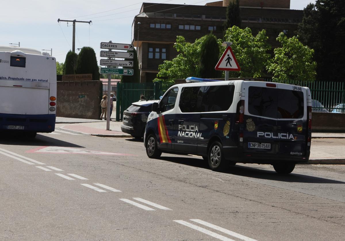 Un falso aviso de bomba en el Instituto Torres Villarroel moviliza a la Policía