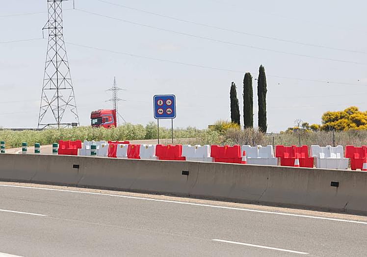 Imagen principal - Dos desvíos y 48 kilómetros por la nacional complican el viaje Salamanca-Valladolid