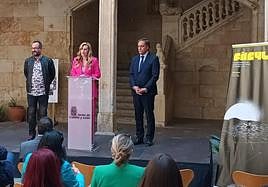 La viceconsejera de Acción Cultural, con el alcalde de Salamanca y el nuevo coordinador artístico del festival.