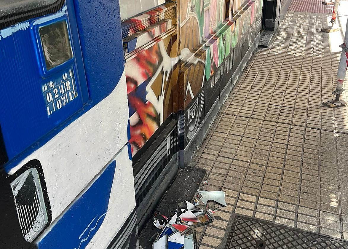 Imagen de los restos del cristal del escaparate que rompieron los ladrones para entrar al local