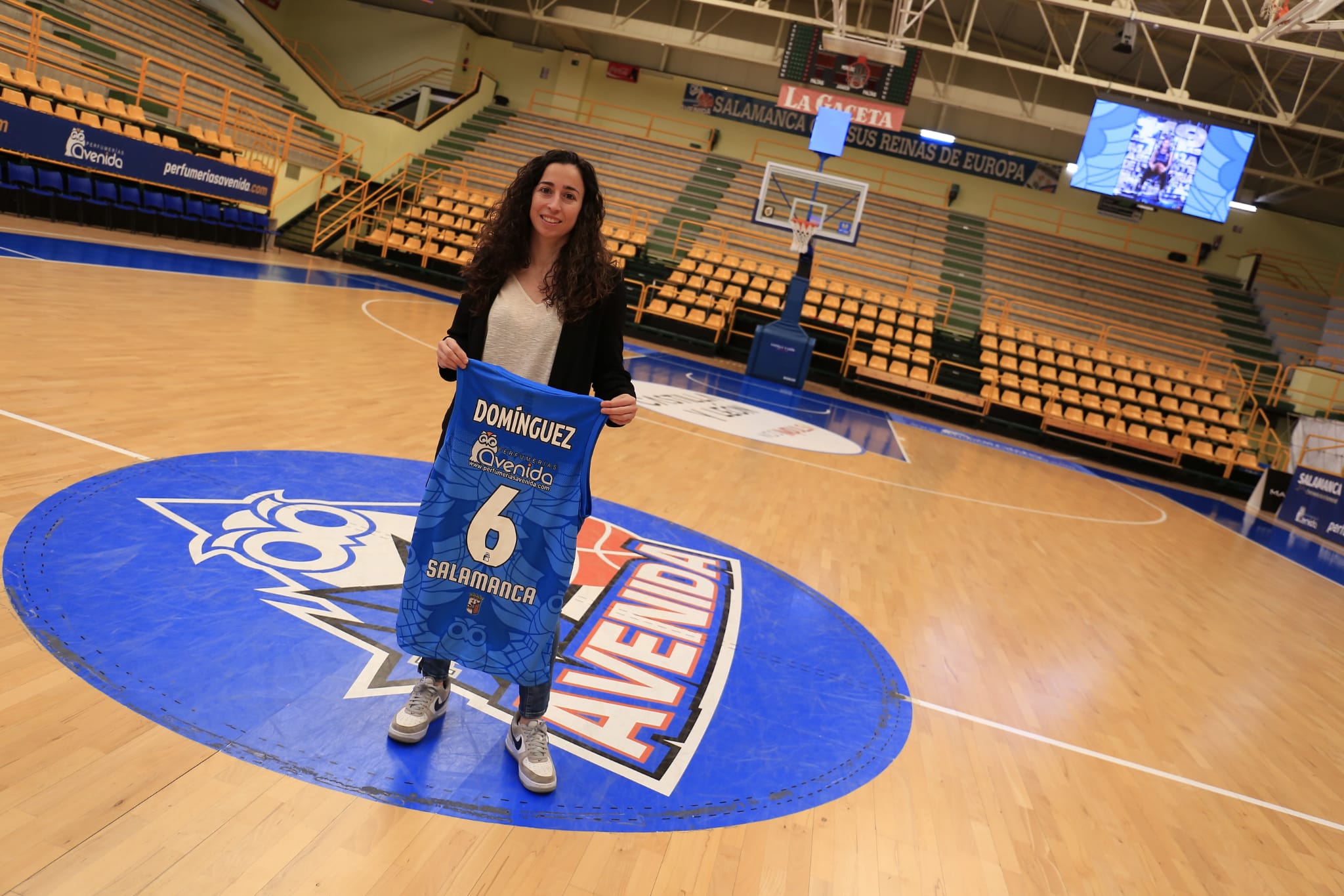 Silvia Domínguez, con su camiseta en el pabellón de Würzburg.