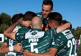 Los jugadores del CD Guijuelo celebran un gol.
